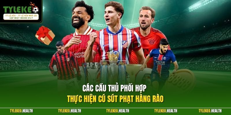 Các cầu thủ phối hợp thực hiện cú sút phạt hàng rào